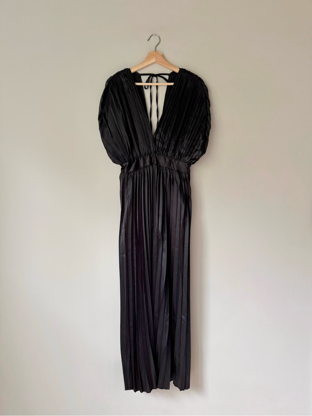 Elegant Black Pleated V-Neck Maxi Dress
